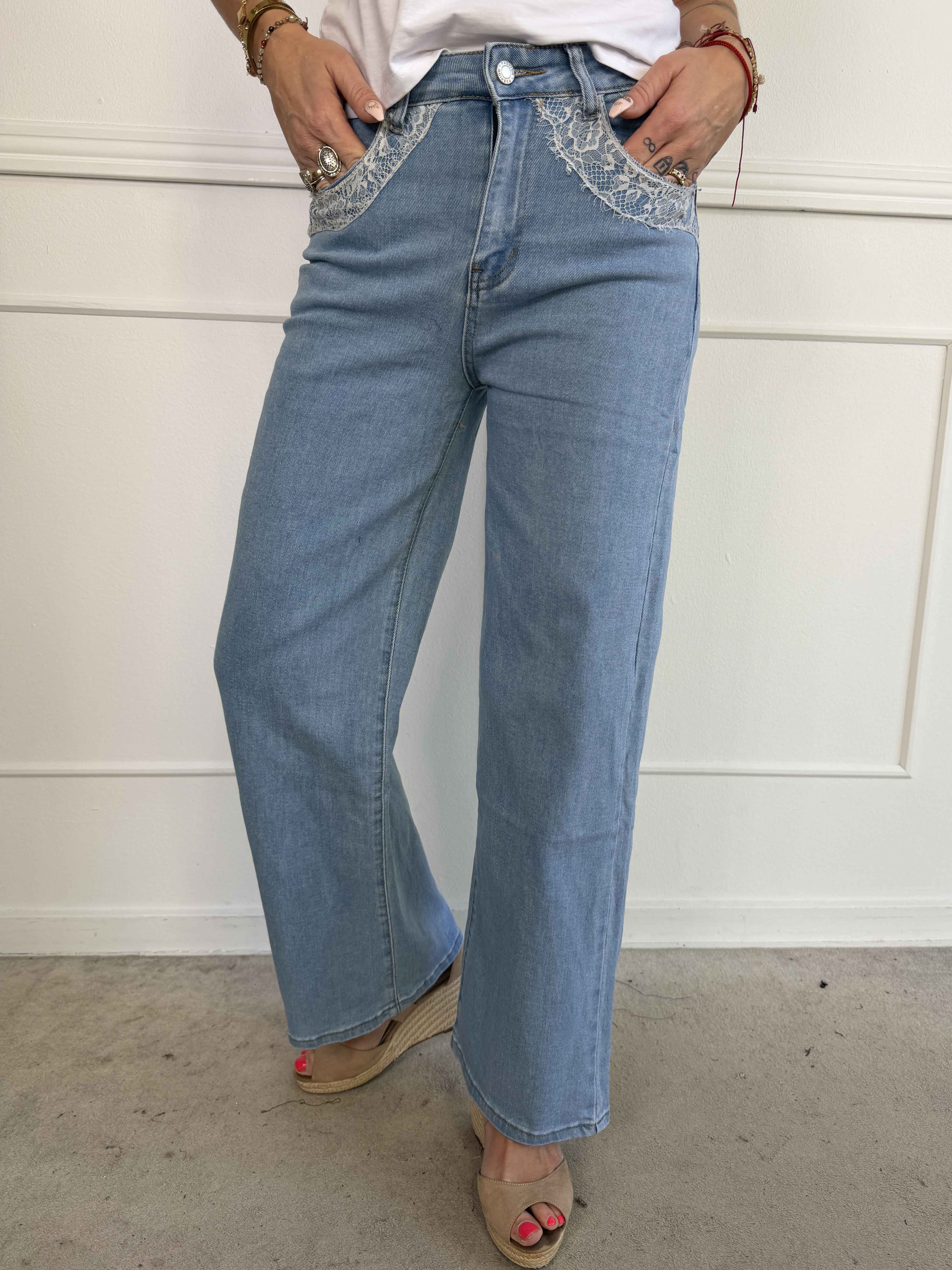 Evelin - Lyse wide leg jeans med fine blonde detaljer